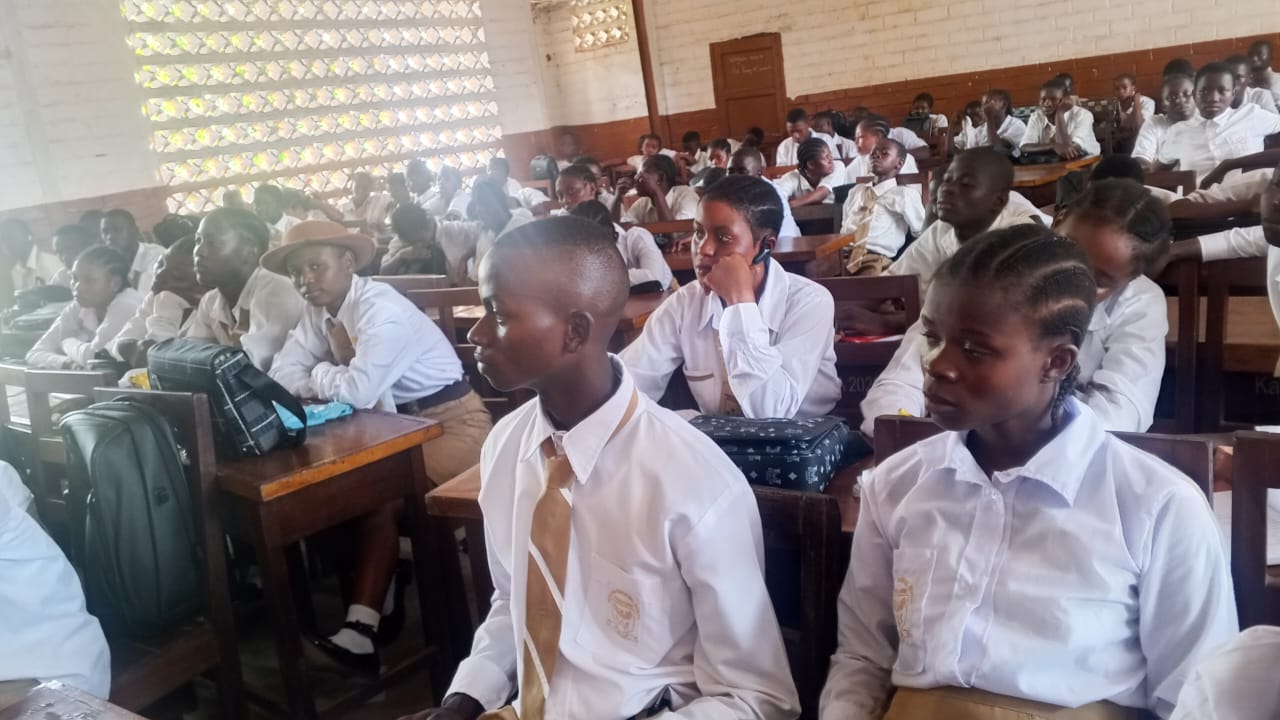 RSPI founder presenting a laboratory orientation to students